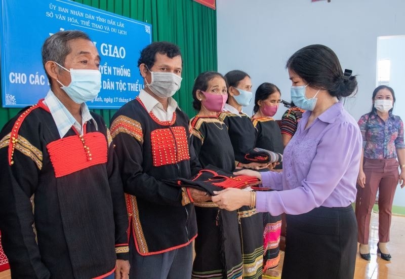 Trao trang phục truyền thống cho đội nghệ nhân buôn Cuah A  (Ảnh Đăk Lăk)