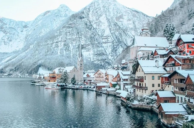 Vào mùa Đông, làng Hallstatt phủ một màu tuyết trắng xóa  