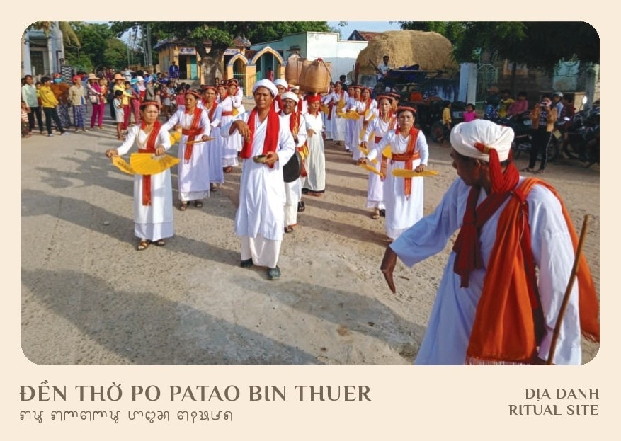 Khung cảnh rước y trang từ đền tại làng Bỉnh Nghĩa (TTNCVH Chăm)