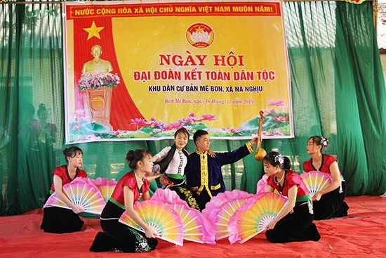 Đội văn nghệ bản Mé Bon (Sơn La) biểu diễn văn nghệ tại 