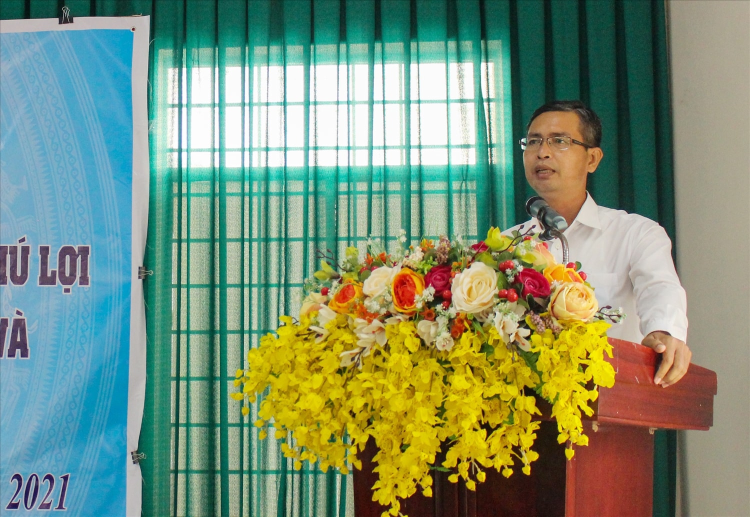 Ông Danh Tha, Phó Trưởng Ban Dân tộc tỉnh Kiên Giang tập huấn cho các thành viên tham gia mô hình