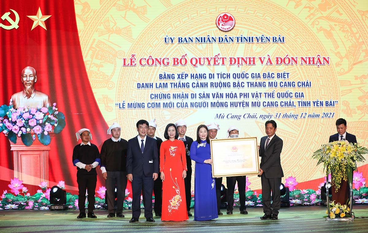 Thứ trưởng Bộ VHTT&DL Hoàng Đạo Cương trao Bằng xếp hạng Di tích quốc gia đặc biệt danh lam thắng cảnh Ruộng bậc thang Mù Cang Chải cho UBND huyện Mù Cang Chải. (Ảnh: BTC)