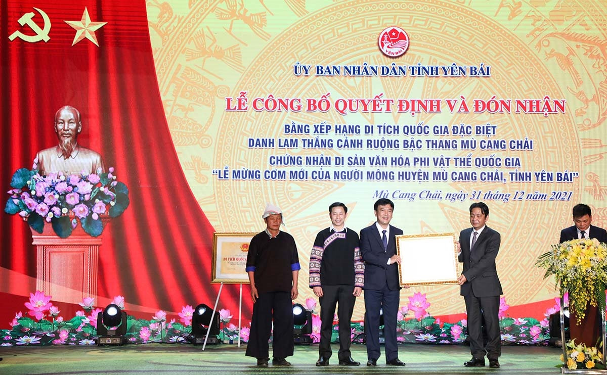 Thứ trưởng Bộ VHTT&DL Hoàng Đạo Cương trao Chứng nhận Lễ mừng cơm mới của người Mông là Di sản văn hóa phi vật thể Quốc gia. (Ảnh: BTC)
