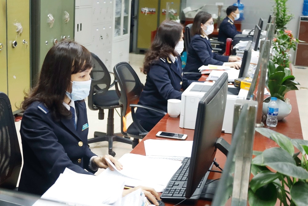 Lực lượng hải quan nhanh chóng làm các thủ tục xuất – nhập khẩu.
