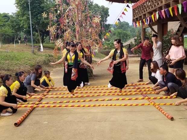 Đồng bào dân tộc Thái tham gia điệu múa nhảy sạp với du khách. Ảnh: Hoàng Tâm Đồng bào dân tộc Thái tham gia điệu múa nhảy sạp với du khách. Ảnh: Hoàng Tâm