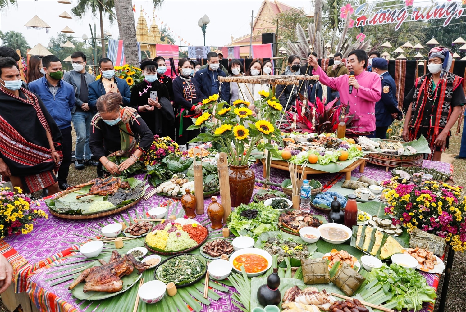 Mâm cơm sum họp đầu năm gồm các món ăn đặc trưng của 13 cộng đồng dân tộc đang sinh sống tại “Ngôi nhà chung Mâm cơm sum họp đầu năm gồm các món ăn đặc trưng của 13 cộng đồng dân tộc đang sinh sống tại “Ngôi nhà chung