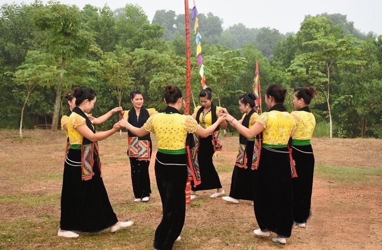 Múa xòe, điệu múa phổ biến trong cộng đồng người Thái (Ảnh tư liệu) Múa xòe, điệu múa phổ biến trong cộng đồng người Thái (Ảnh tư liệu)