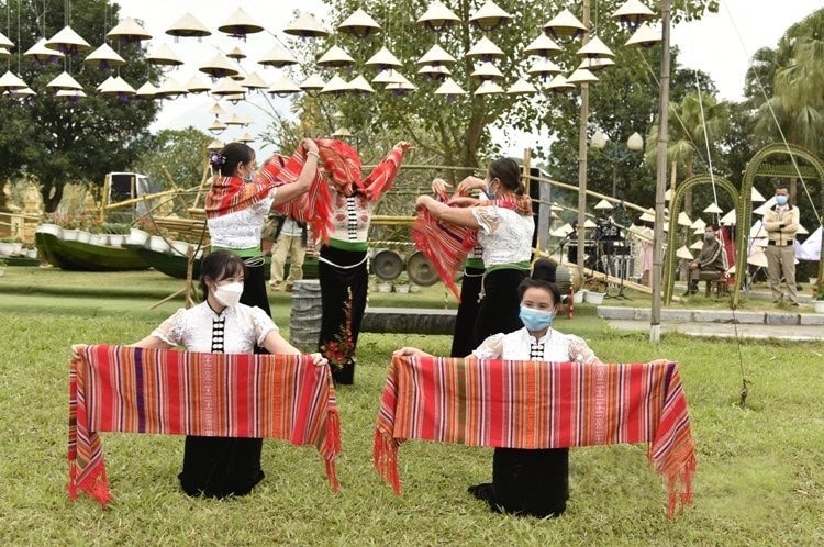 Múa xòe khăn của đồng bào Thái Múa xòe khăn của đồng bào Thái