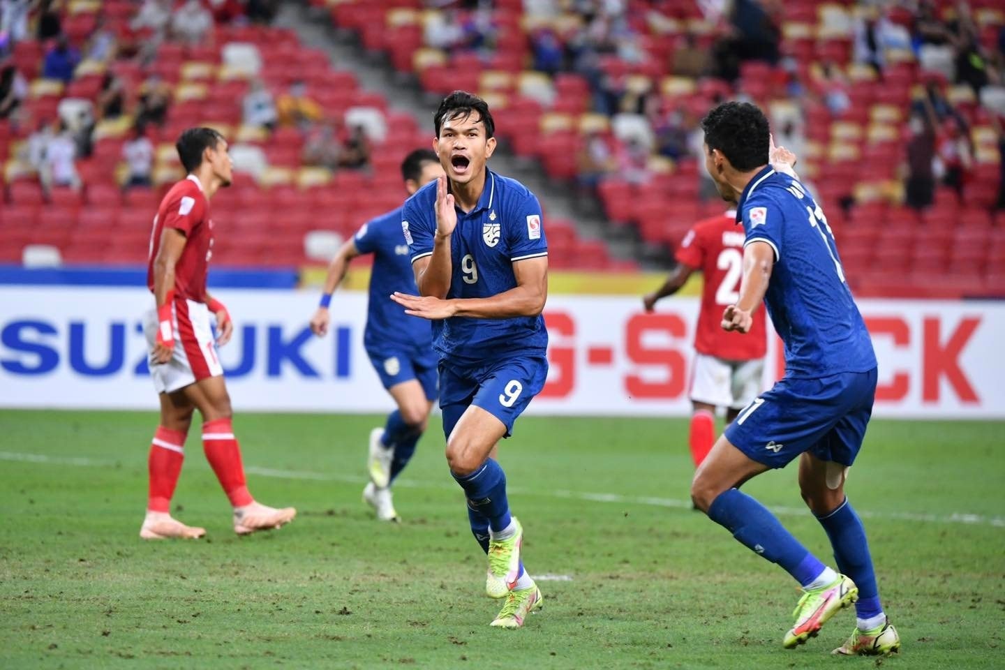 Adisak Kraison ghi bàn thắng gỡ hoà 1-1