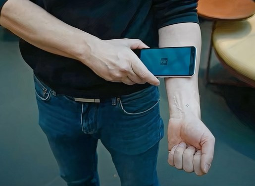 Chip có dữ liệu tình trạng tiêm chủng cấy dưới da. Ảnh minh họa