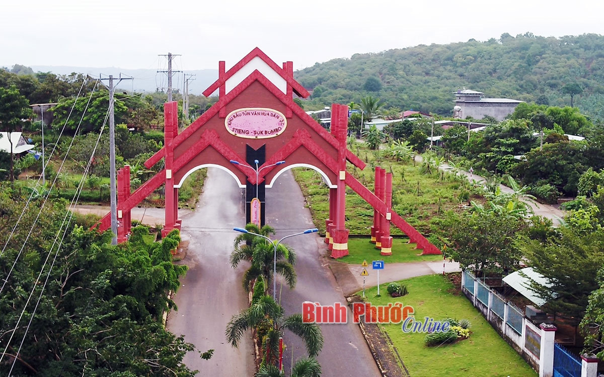 Sóc Bom Bo - Địa danh đã đi vào huyền thoại như dấu son của lịch sử cách mạng, giờ đây đang đổi thay từng ngày. (Trong ảnh: Khu bảo tồn văn hóa dân tộc Xtiêng sóc Bom Bo, xã Bình Minh, huyện Bù Đăng nhìn từ trên cao) Sóc Bom Bo - Địa danh đã đi vào huyền thoại như dấu son của lịch sử cách mạng, giờ đây đang đổi thay từng ngày. (Trong ảnh: Khu bảo tồn văn hóa dân tộc Xtiêng sóc Bom Bo, xã Bình Minh, huyện Bù Đăng nhìn từ trên cao)