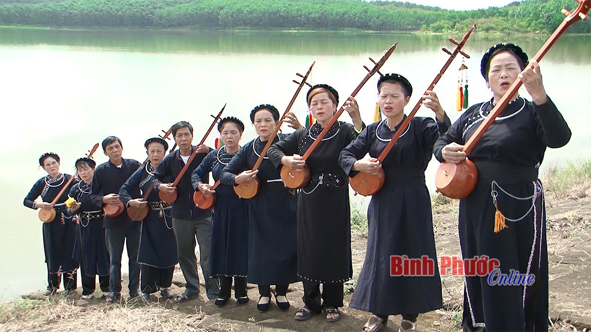 Sự đa dạng các DTTS làm nên một Bình Phước phong phú về văn hóa. (Trong ảnh: Biểu diễn hát then, đàn tính của đồng bào dân tộc Tày ở Bình Phước) Sự đa dạng các DTTS làm nên một Bình Phước phong phú về văn hóa. (Trong ảnh: Biểu diễn hát then, đàn tính của đồng bào dân tộc Tày ở Bình Phước)