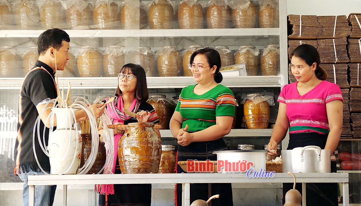 Sóc Bom Bo - Địa danh đã đi vào huyền thoại như dấu son của lịch sử cách mạng, giờ đây đang đổi thay từng ngày. (Trong ảnh: Người dân Bom Bo sản xuất rượu cần để bán cho du khách) Sóc Bom Bo - Địa danh đã đi vào huyền thoại như dấu son của lịch sử cách mạng, giờ đây đang đổi thay từng ngày. (Trong ảnh: Người dân Bom Bo sản xuất rượu cần để bán cho du khách)