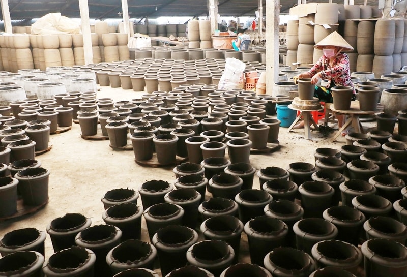 Làng gốm không chỉ giải quyết việc làm cho nhiều lao động mà còn là chiếc nôi đào tạo nên những người thợ có tay nghề và tâm huyết