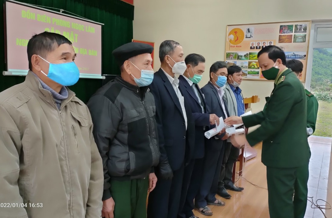 Cán bộ chiến sĩ ĐBP Ngọc Lâm tặng quà cho Người có uy tín và già làng, trưởng bản