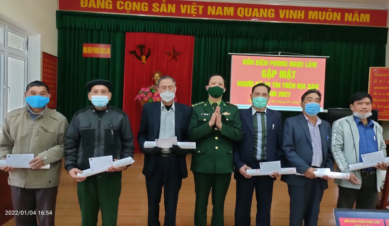 Tặng quà già làng trưởng bản tại hai xã tái định cư thuộc huyện Thanh Chương
