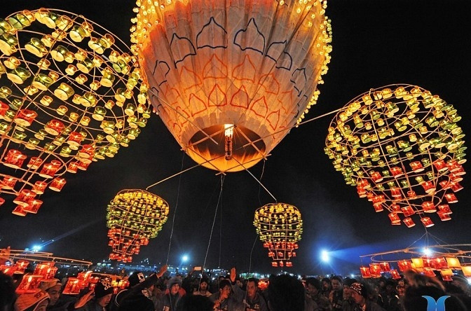 Khinh khí cầu lung linh ánh sáng
