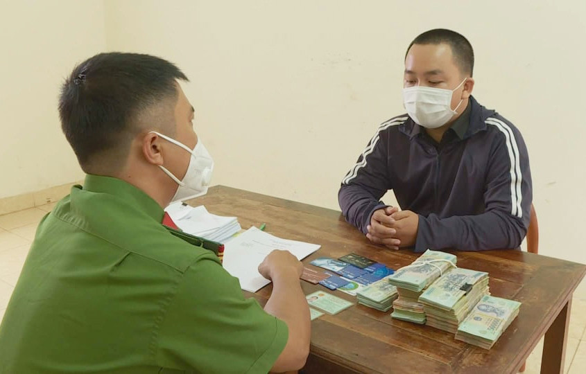 Đối tượng Phạm Vũ Quang Trường cùng tang vật tại cơ quan Công an