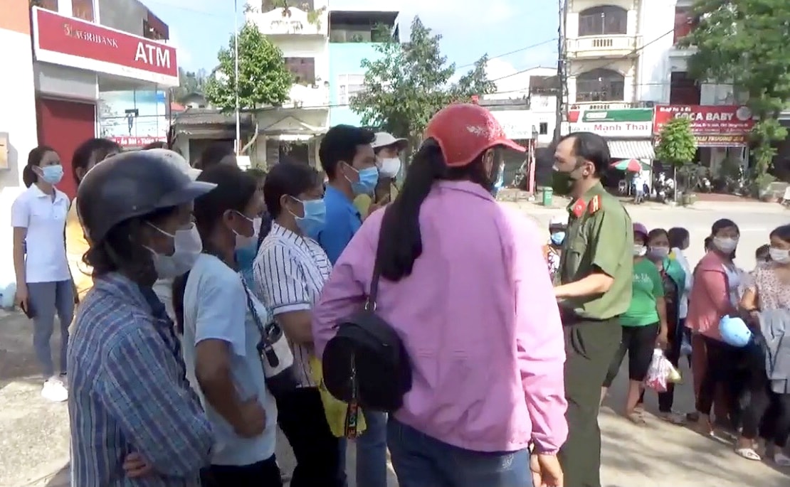 Người dân thôn Bản Phải bị các đối tượng lôi kéo, ép buộc tham gia tụ tập, khiếu kiện gây mất an ninh trật tự tại trụ sở chính quyền các cấp. (Ảnh: Công an tỉnh Lạng Sơn cung cấp)