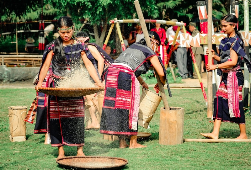 Công việc sẽ do già làng phân bổ, cụ thể, đàn ông trung niên dựng dàn cúng (tiếng Bana gọi giống như là “chơ đăng”), phụ nữ cột các ghè rượu và đi khiêng nước. Một nhóm phụ nữ khác gồm các chị, các mẹ sẽ chuẩn bị chày cối, niêu, lúa, nồi đồng để tổ chức giã gạo làm cốm