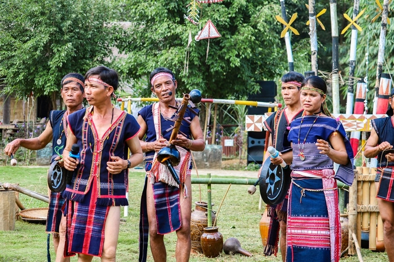 Xong xuôi, già làng đi kiểm tra rồi cất lời cúng núi sông, thiên nhiên: “Ơ Yang Sri, Yang tốt đẹp, Yang trên núi Chơ-Lây, Yang sông Ba hôm nay lũ làng chúng tôi tổ chức lễ mừng lúa mới đầu tiên… báo cho các Yang về đây cùng ăn cùng uống, cùng chung vui với dân làng, về ăn gan gà và lúa mới đầu tiên… phù hộ cho dân làng được sống khỏe, mùa màng tươi tốt, dân làng không bệnh tật ốm đau, phù hộ cho dân làng năm sau lại được mùa màng tươi tốt”