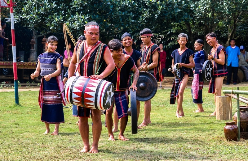 Vũ điệu xoang của các chàng trai, cô gái người Ba Na là nét đặc trưng của văn hóa Tây Nguyên