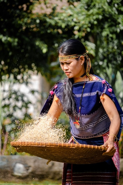 Người phụ nữ sẽ tích cực làm cốm