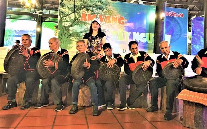 Các già làng, Người có uy tín dân tộc Ê Đê, xã Ea Tu, TP Buôn Ma Thuột (Đắk Lắk) diễn tấu cồng chiêng trong lễ hội Âm vang Tây Nguyên