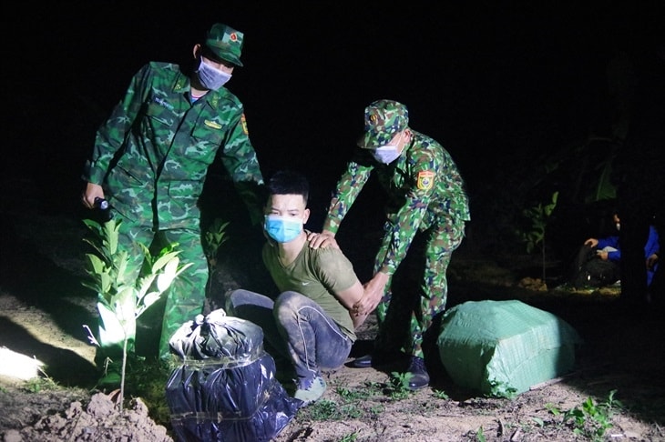 Đối tượng Trương Đình Vũ cùng tang vật tại hiện trường. Ảnh: Đình Tiến