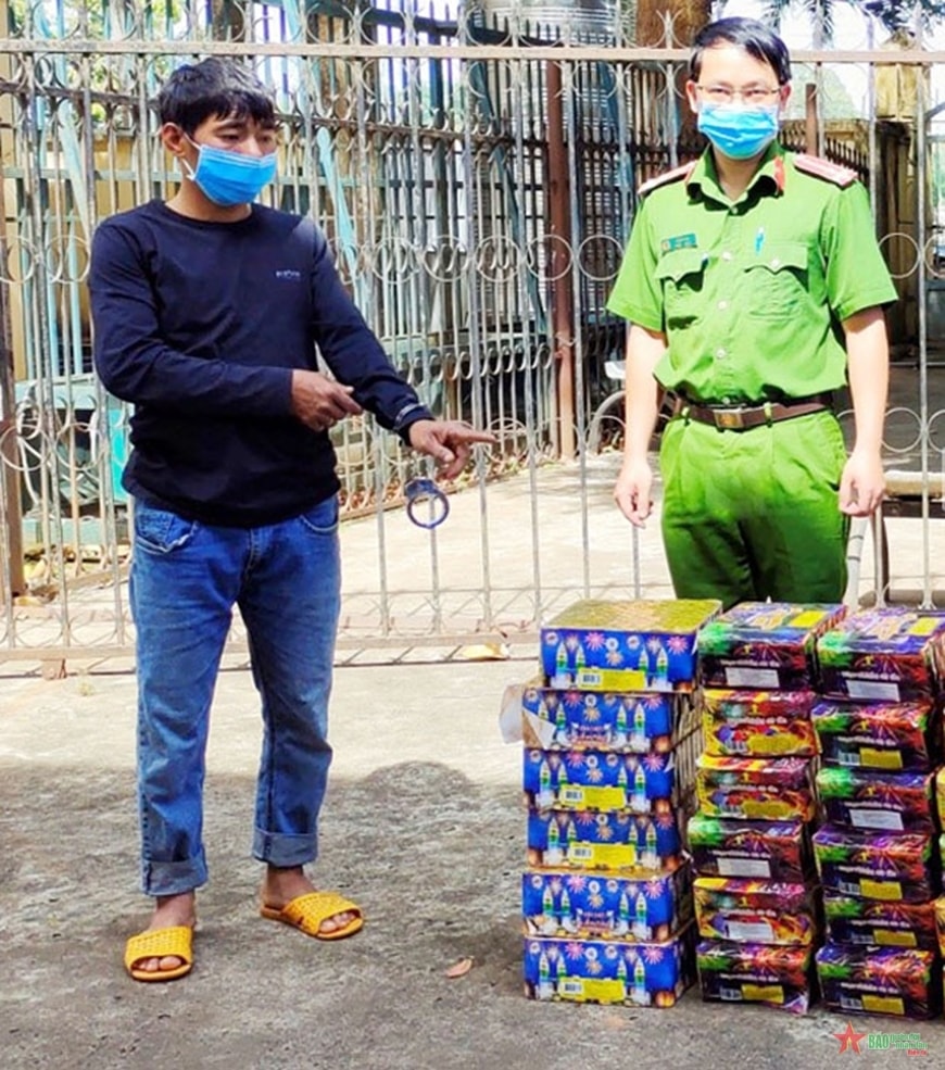 Đối tượng Đỗ Đức Cường cùng tang vật bị Công an thị xã Phước Long (Bình Phước) bắt giữ.