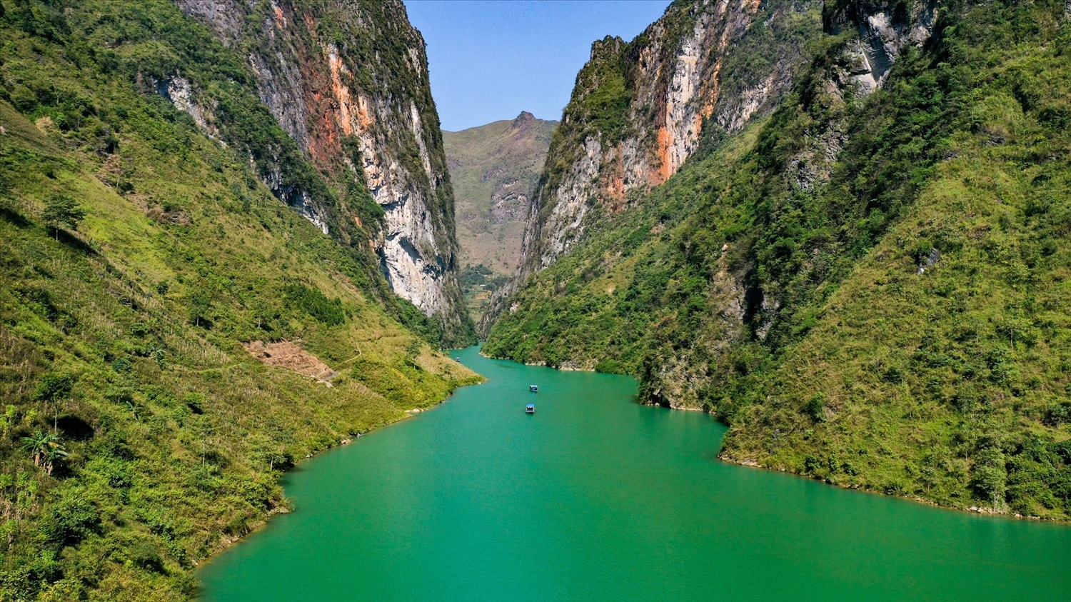 Với chiều cao vách đá lên đến 700 - 800m, chiều dài 1,7km, sâu gần 1000m, Hẻm Tu Sản được xem là danh thắng kì vĩ độc nhất, là “đệ nhất hùng quan” của vùng cao nguyên đá Đồng Văn