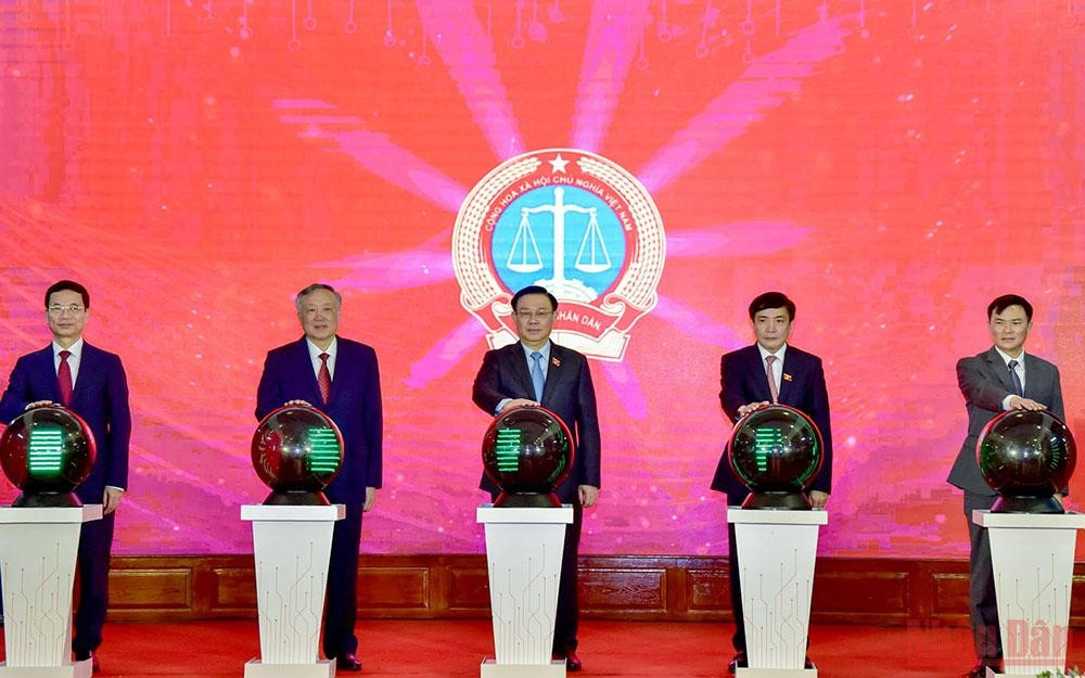 Chủ tịch Quốc hội Vương Đình Huệ và các đại biểu thực hiện nghi thức khánh thành Trung tâm tư liệu-thư viện, Trung tâm giám sát, điều hành, phần mềm trợ lý ảo cho thẩm phán, nền tảng xét xử trực tuyến của Toà án nhân dân Chủ tịch Quốc hội Vương Đình Huệ và các đại biểu thực hiện nghi thức khánh thành Trung tâm tư liệu-thư viện, Trung tâm giám sát, điều hành, phần mềm trợ lý ảo cho thẩm phán, nền tảng xét xử trực tuyến của Toà án nhân dân