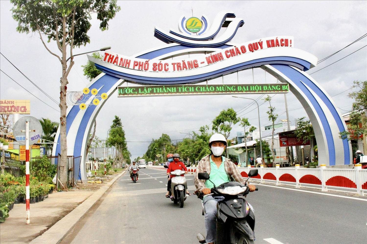 Sóc Trăng quyết định kết thúc thời gian giới nghiêm trong phòng chống dịch để người dân thuận điện đi lại