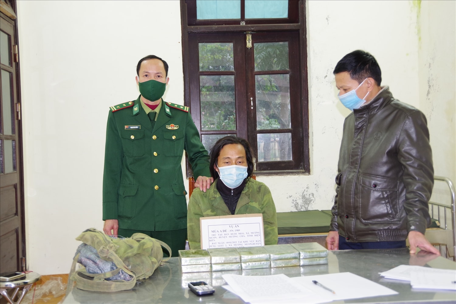 Đối tượng Mùa A Dế và tang vật 10 bánh heroin Đối tượng Mùa A Dế và tang vật 10 bánh heroin