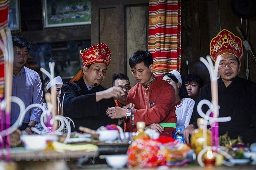 Thầy Mo Bùi Văn Minh trong một buổi lễ làm mát nhà của người Mường. (Ảnh: Trọng Đạt/TTXVN)