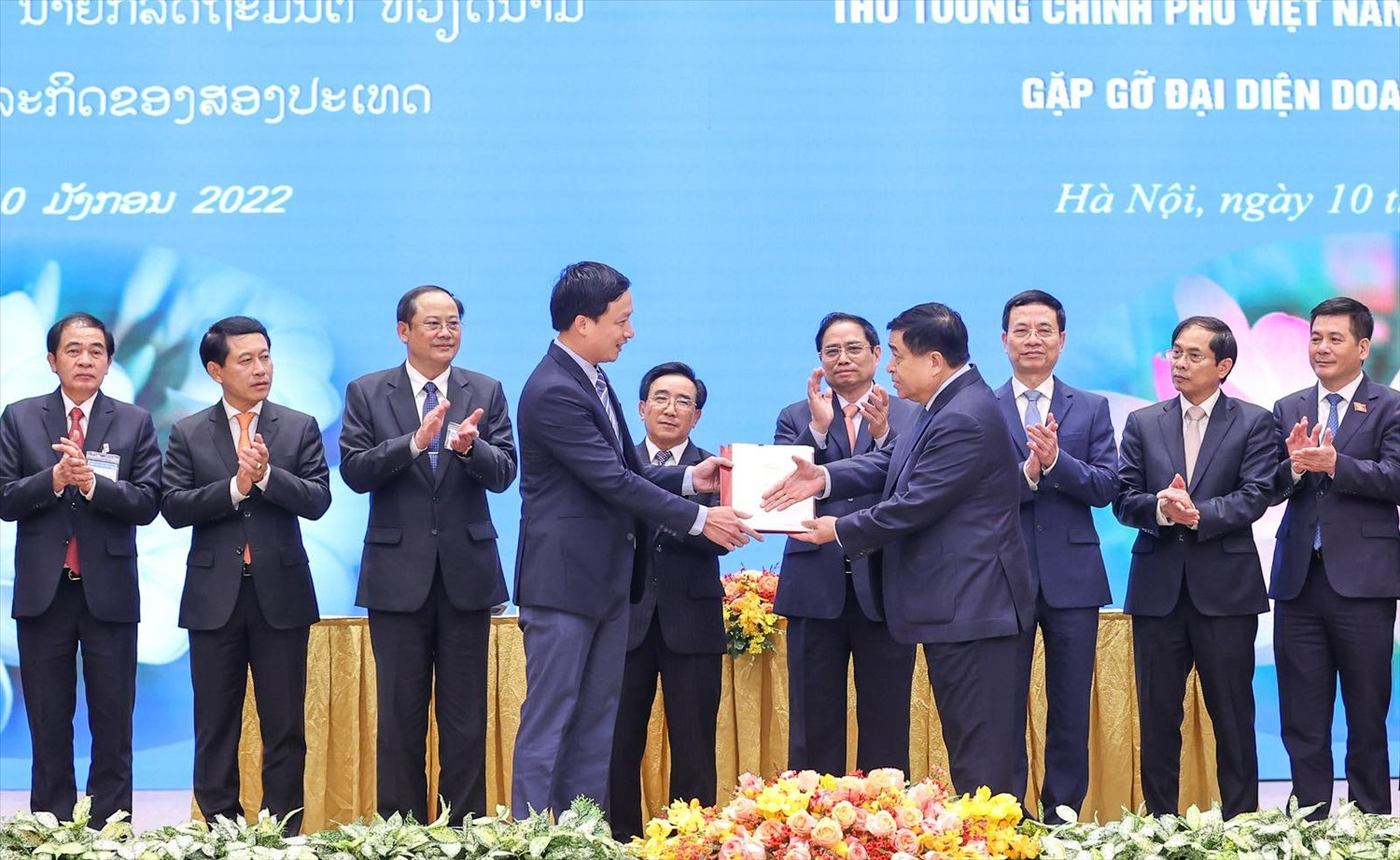 Thủ tướng Phạm Minh Chính và Thủ tướng Lào Phankham Viphavanh chứng kiến trao thoả thuận hợp tác đầu tư cho các doanh nghiệp - .Ảnh: VGP/Nhật Bắc Thủ tướng Phạm Minh Chính và Thủ tướng Lào Phankham Viphavanh chứng kiến trao thoả thuận hợp tác đầu tư cho các doanh nghiệp - .Ảnh: VGP/Nhật Bắc