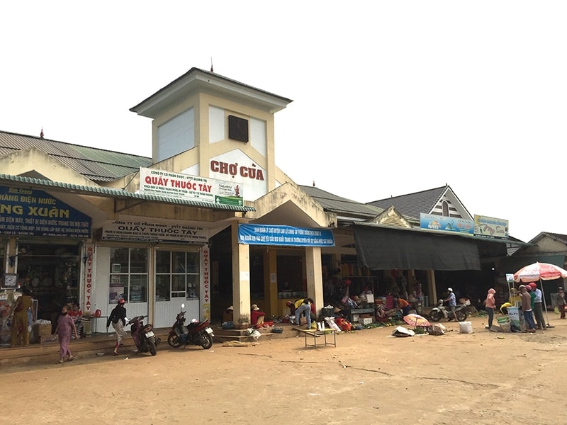 Chợ Cùa nhìn bên ngoài thì nhỏ, nhưng bên trong có đến hơn 300 hộ tham gia kinh doanh, các sản vật cũng từ đây tỏa đi muôn ngả
