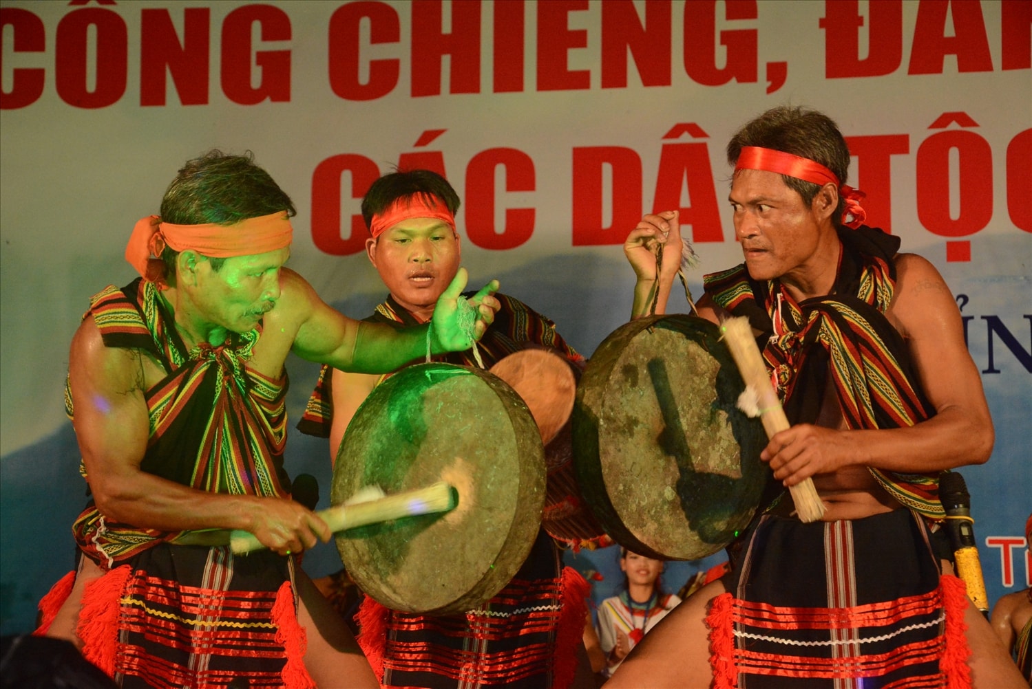 Nhờ sự tâm huyết của các nghệ nhân nên nhiều giá trị văn hóa truyền thống của đồng bào được gìn giữ và phát huy. (Trong ảnh, nghệ thuật đấu chiêng của người Co) Nhờ sự tâm huyết của các nghệ nhân nên nhiều giá trị văn hóa truyền thống của đồng bào được gìn giữ và phát huy. (Trong ảnh, nghệ thuật đấu chiêng của người Co)