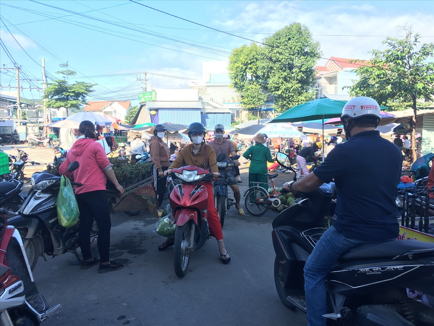 Tiểu thương tràn ra buôn bán dưới lòng đường gây mất vẻ mỹ quan đô thị và ảnh hưởng đến an toàn giao thông  