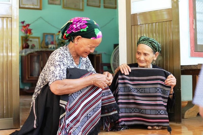 Trang phục truyền thống của người Hrê được bảo tồn Trang phục truyền thống của người Hrê được bảo tồn