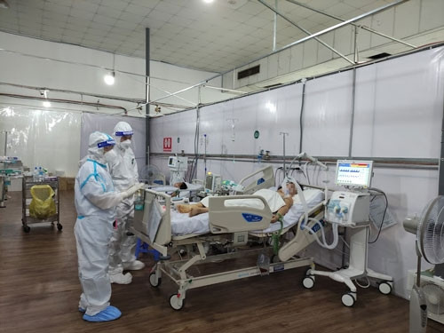 Chăm sóc bệnh nhân nặng tại Bệnh viện Dã chiến Điều trị bệnh nhân Covid-19 đa tầng quận Tân Bình, TP HCM Chăm sóc bệnh nhân nặng tại Bệnh viện Dã chiến Điều trị bệnh nhân Covid-19 đa tầng quận Tân Bình, TP HCM