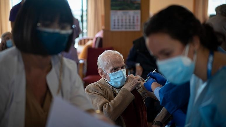 Tiêm vaccine cho người cao tuổi ở châu Âu (Ảnh: AP)