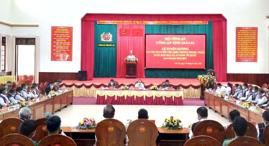 Quang cảnh buổi lễ tuyên dương Người có uy tín