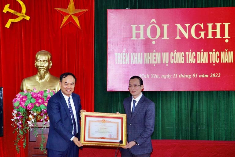 Thừa ủy quyền, Phó trưởng Ban phụ trách Ban Dân tộc tỉnh Trần Phú Phương trao Bằng khen của Thủ tướng Chính phủ tặng Chánh văn phòng Ban Dân tộc tỉnh Nguyễn Việt Cường