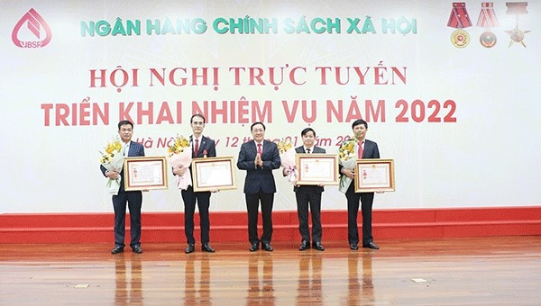 Tổng Giám đốc Dương Quyết Thắng chúc mừng các cá nhân, tập thể vinh dự nhận Huân chương Lao động của Chủ tịch nước