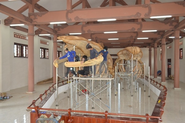 10 kỹ thuật viên thi công khung đỡ, xử lý xương mục, sơn phủ bóng phần xương cá voi 10 kỹ thuật viên thi công khung đỡ, xử lý xương mục, sơn phủ bóng phần xương cá voi
