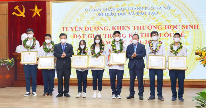Học sinh được tặng Bằng khen tại lễ tuyên dương.