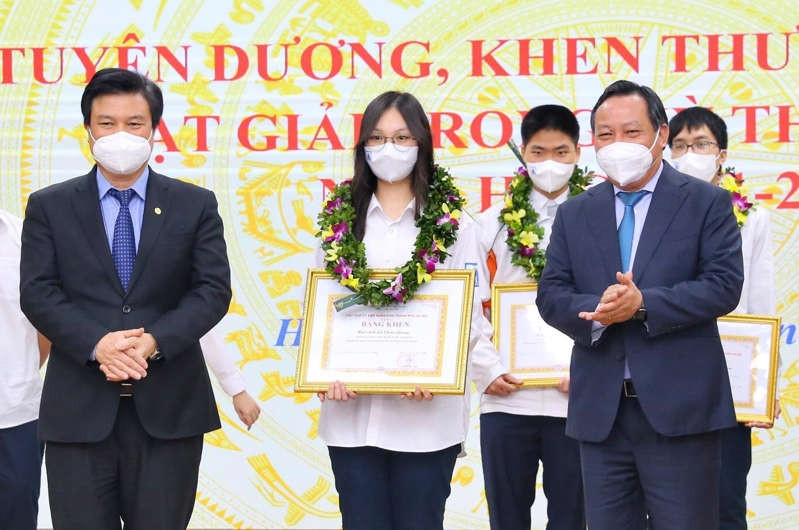Thứ trưởng Bộ GD&ĐT Nguyễn Hữu Độ và lãnh đạo TP Hà Nội đã trao tặng Bằng khen của UBND TP cho học sinh đoạt Huy chương Vàng, Huy chương Bạc.
