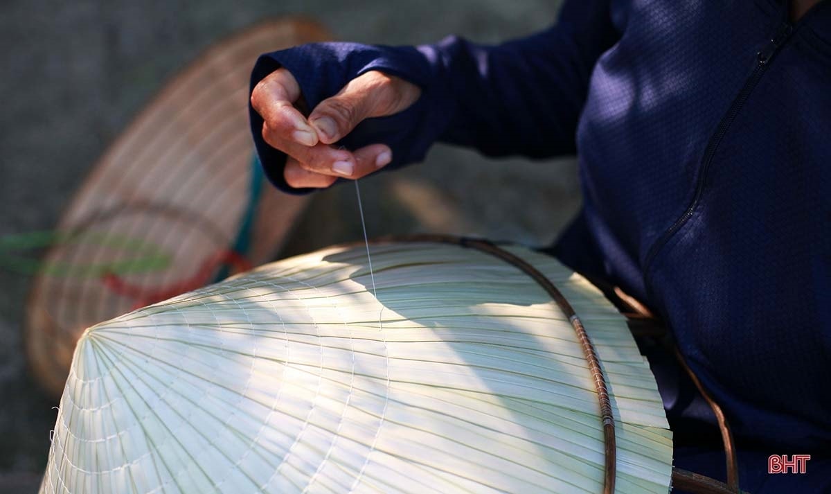Giữ nghề làm nón Đan Du 10