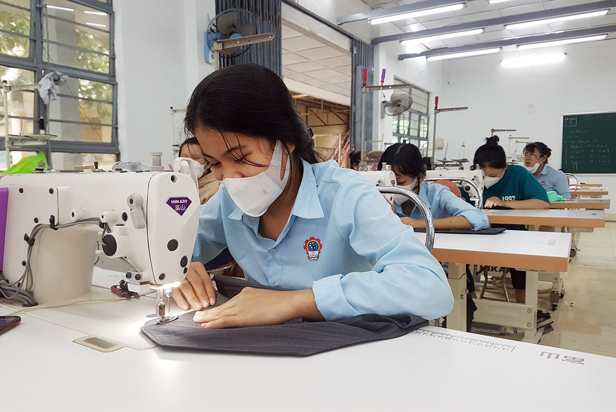 Thanh niên trong độ tuổi thuộc hộ nghèo lựa chọn học nghề để có việc làm ở công ty nhưng gắn bó lâu dài mới là lựa chọn đúng đắn